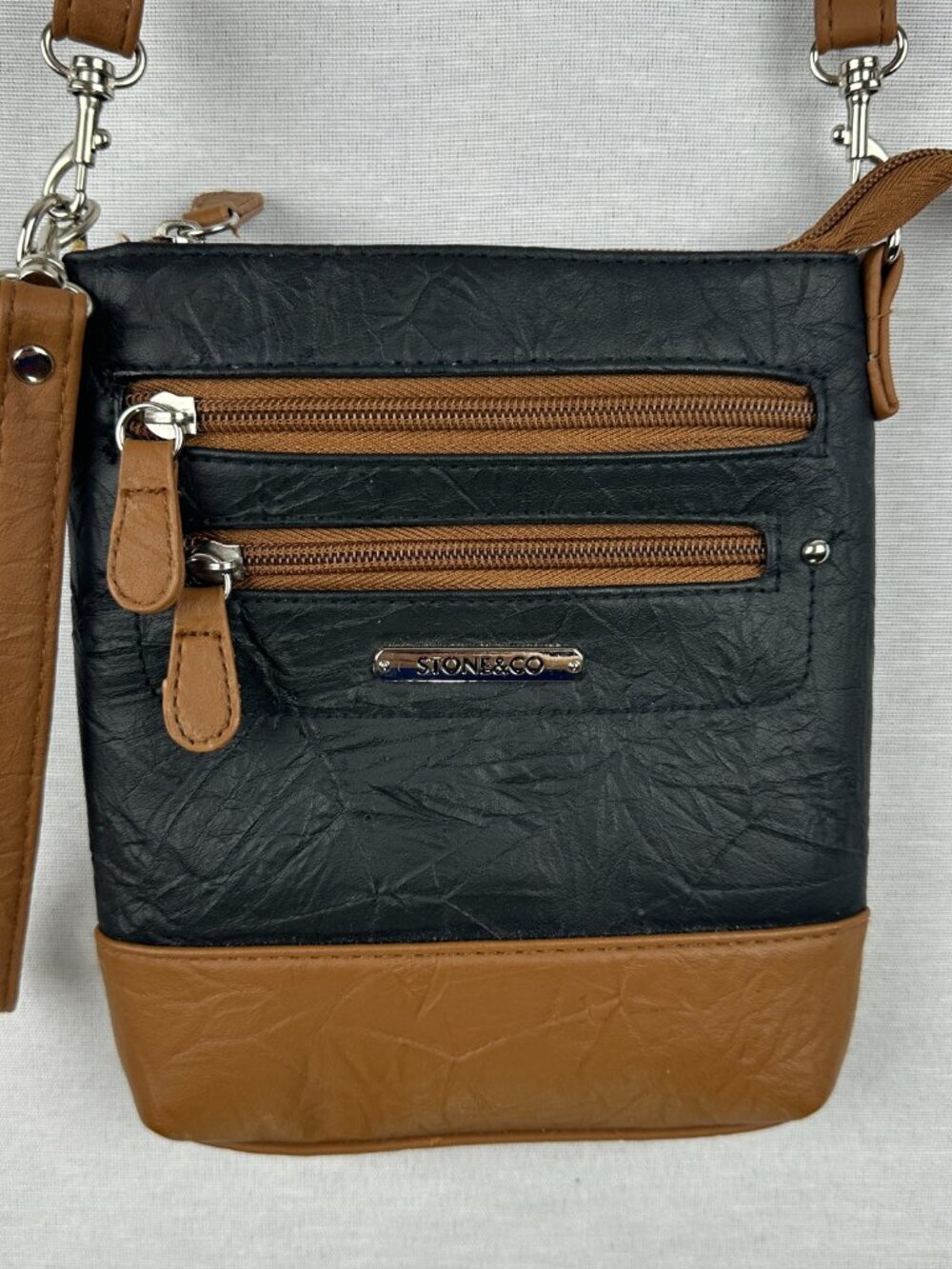 STONE & CO CROSSBODY BAG MULTIPLE ZIPPERED POCKETS ADJUSTABLE STRAPS BLACK & TAN